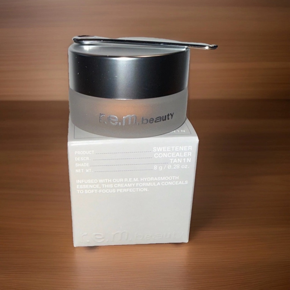 r.e.m. beauty Sweetener Concealer in Tan 1